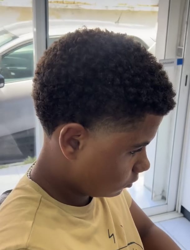 Coupe afro dégradée aux contours nets réalisée chez Ciseaux d'Or