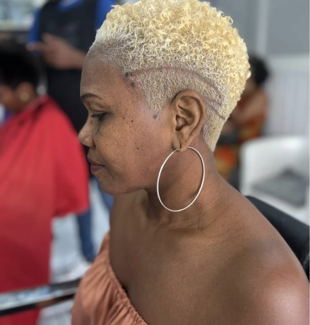 Coupe courte blonde avec dessin capillaire vue de profil, Ciseaux d'Or
