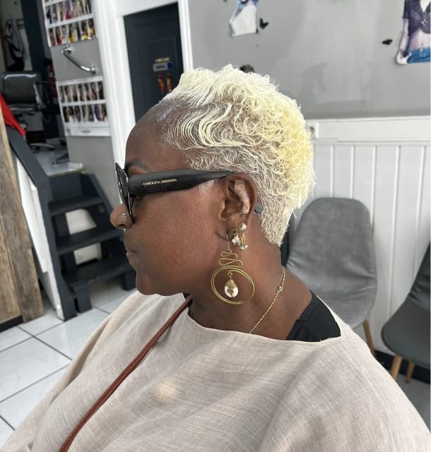 Coupe courte blond platine texturée réalisée chez Ciseaux d'Or