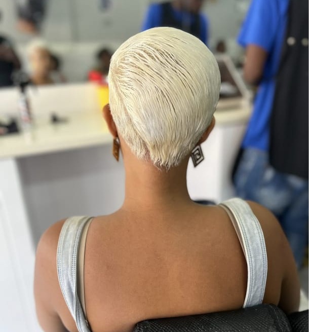 Coupe courte blonde vue de dos réalisée chez Ciseaux d'Or