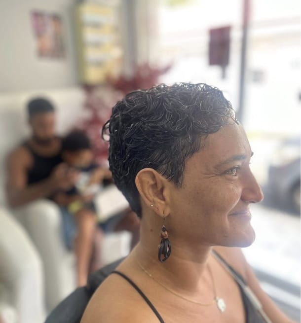 Coupe courte bouclée vue de profil réalisée chez Ciseaux d'Or