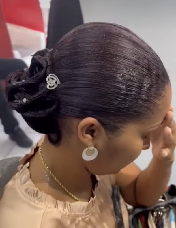 Chignon de mariage lissé vu de profil, Ciseaux d'Or