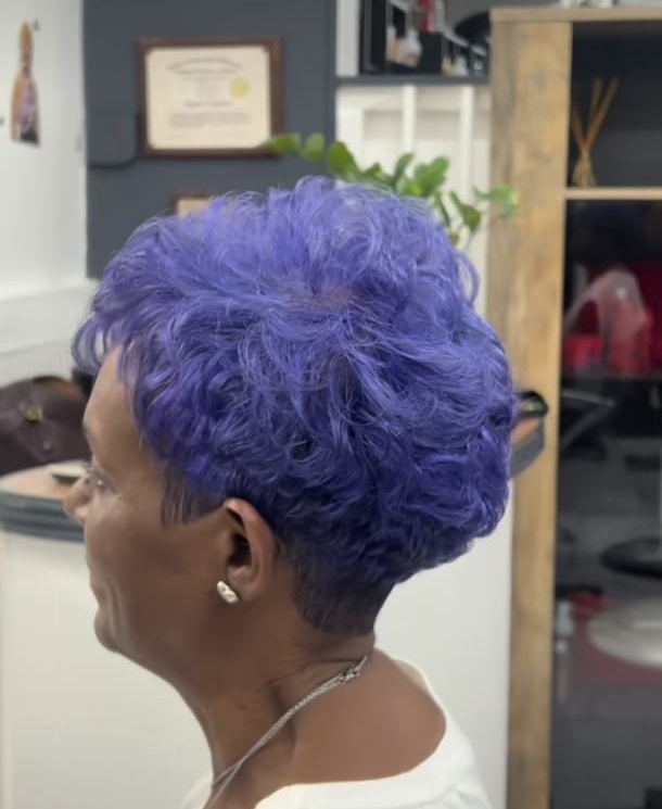 Coupe courte violette vue de profil réalisée chez Ciseaux d'Or