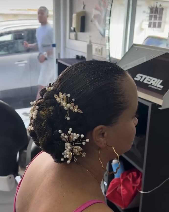 Chignon de cérémonie orné de perles réalisé chez Ciseaux d'Or