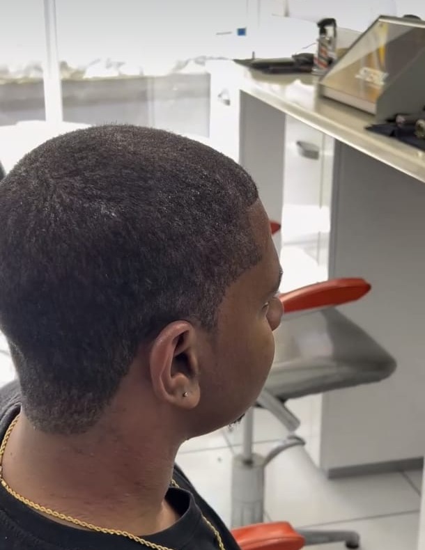 Coupe courte homme vue de dos avec contours nets, Ciseaux d'Or