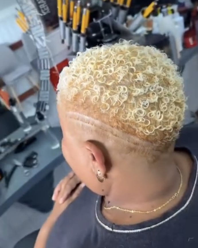 Coupe courte blonde bouclée avec dessin réalisé chez Ciseaux d'Or
